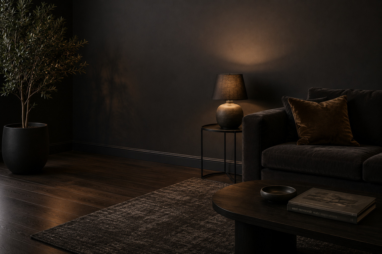 Ciemny salon z czarną listwą przypodłogową LP5 przy ścianie, drewnianą podłogą, sofą, lampą i rośliną – efekt dark mode we wnętrzu